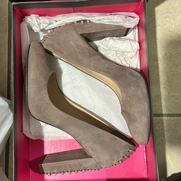 Vince Camuto Dallan suede heels 7.5 - Picture 3 of 6